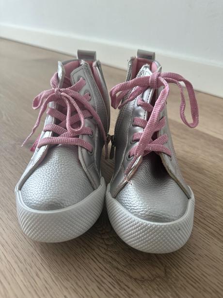 Deno nove tenisky, 27