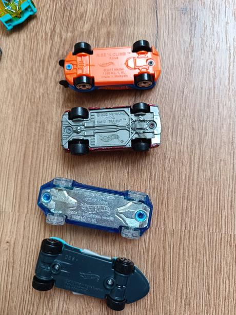Male kovove auticka hotwheels,