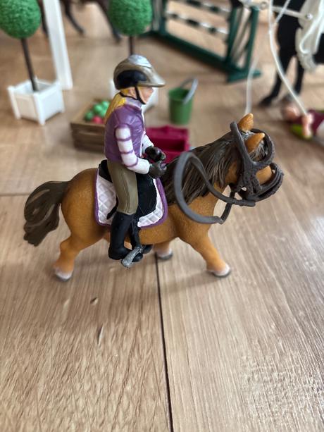 Schleich jazdecká skola s prekážkami a koňmi,