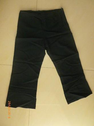 Tristvrtove nohavice, 42