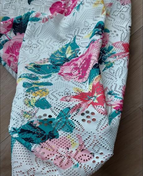 Šaty kvetinové, 38