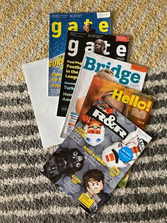 Mix anglických časopisov a mapa, 