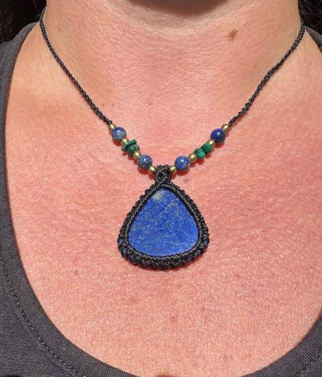Náhrdelník z minerálov lapis lazuli a malachit,