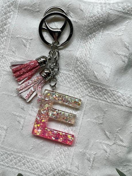 Ručne vyrobené živicové kľúčenky, 