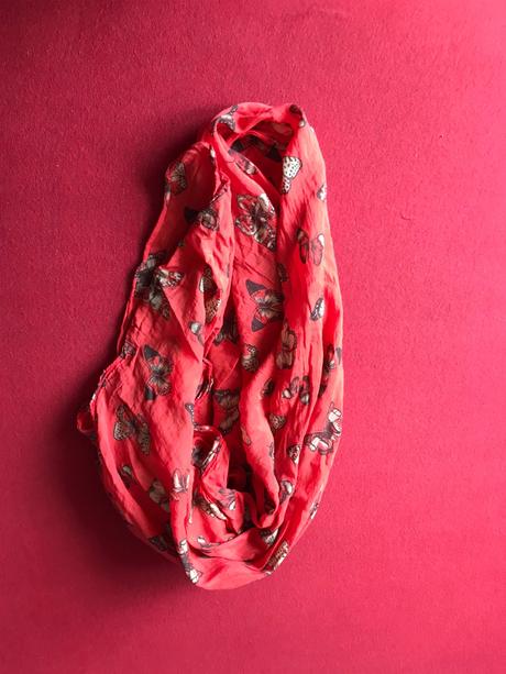 Šatka s motylikmi, rozmer 155x70 cm,