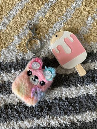 Prívesky zápisník a nanuk lindex, lindex