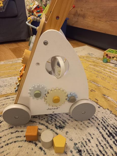 Drevene choditko s aktivitami janod, 