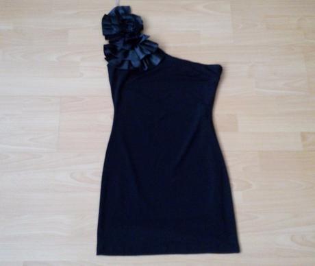 Čierné obtiahnuté šaty, 38