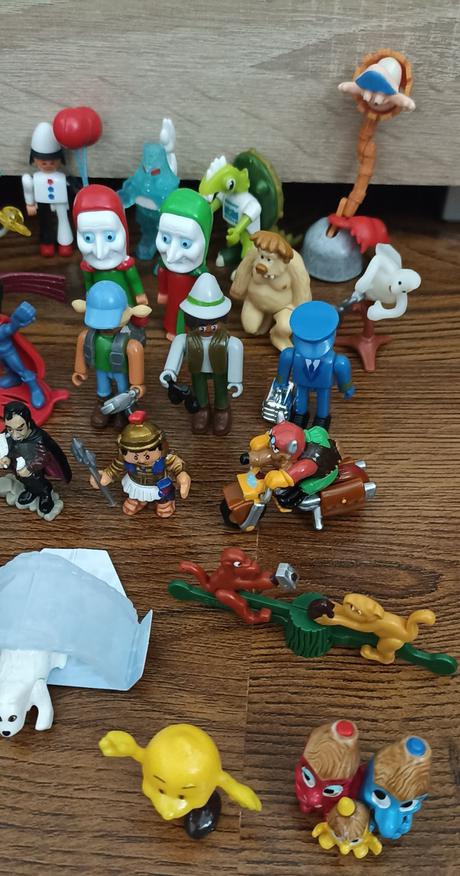 Kinder figúrky mix,