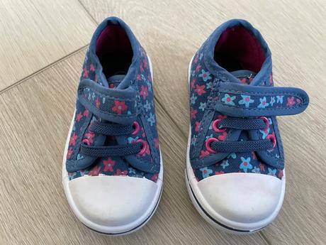 Kvietkované tenisky, 19