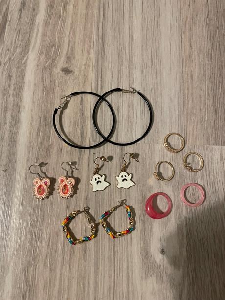 Náušnice a prstene, 