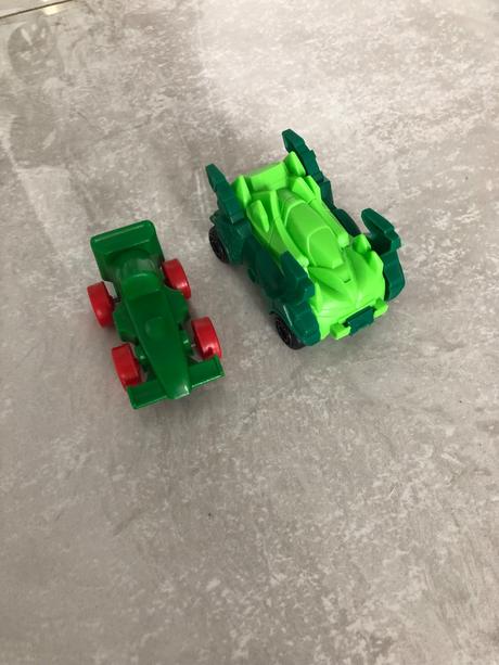 Plastove autícko, vrtulnik a dinosaurus,