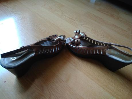 Zaujímavé nenosené sandálky, 37