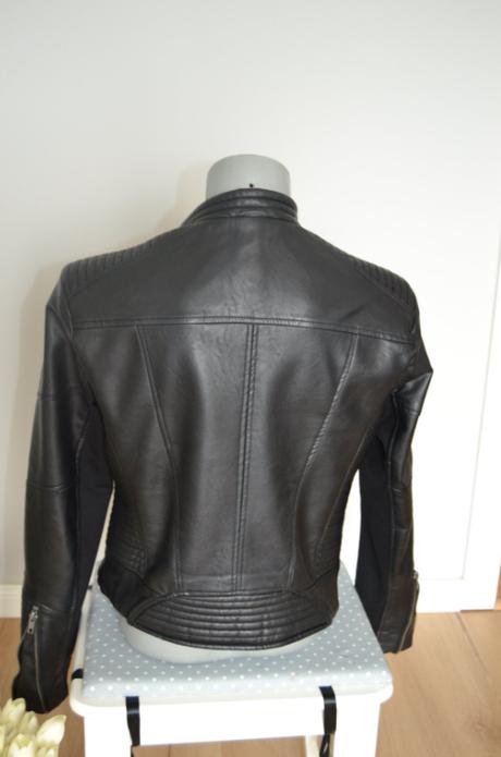 Štýlová dámska bunda čiernej farby s prešívaním, 38