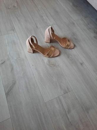 Semišové sandále, 39