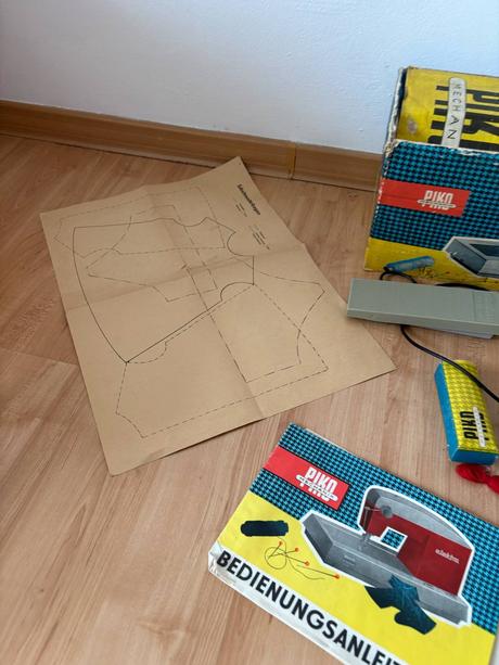 Starý retro detský šijací stroj - piko, 