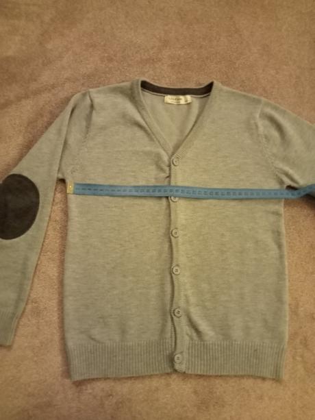 Elegantný svetrík s ozdobnými záplatami na lakťoch, lusa,140