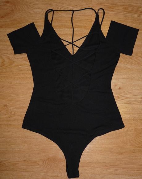 Prekrížené na chrbáte, s