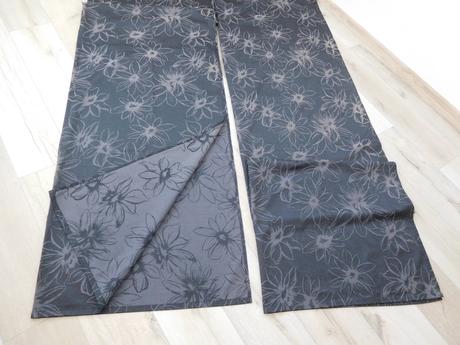 Tmavý záves po bokoch  okna, 