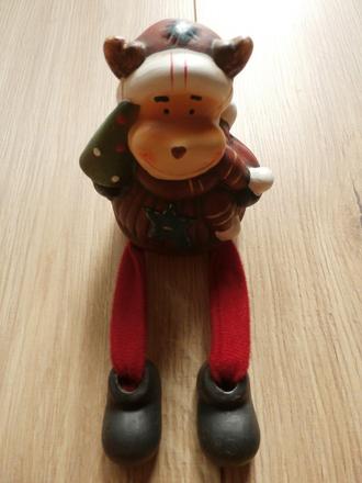 Sediaca dekorácia s visiacimi nohami,