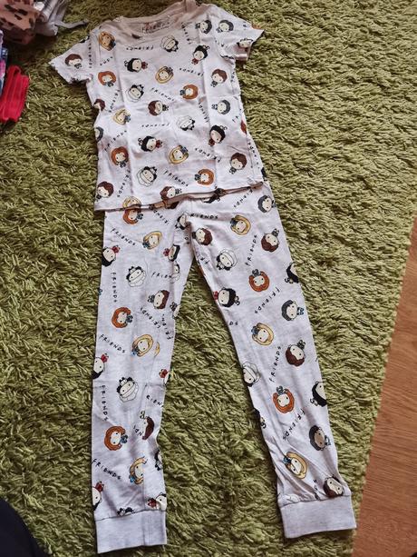 Pyžamo, cena spolu, 122