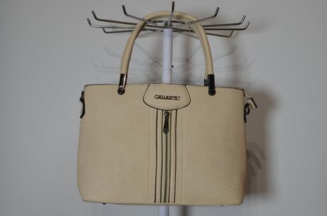 Béžová kabelka, 