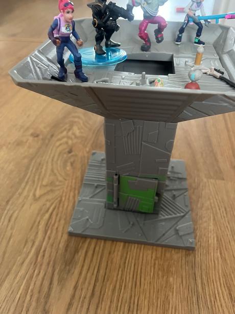 Fortnite veža plus postavičky,