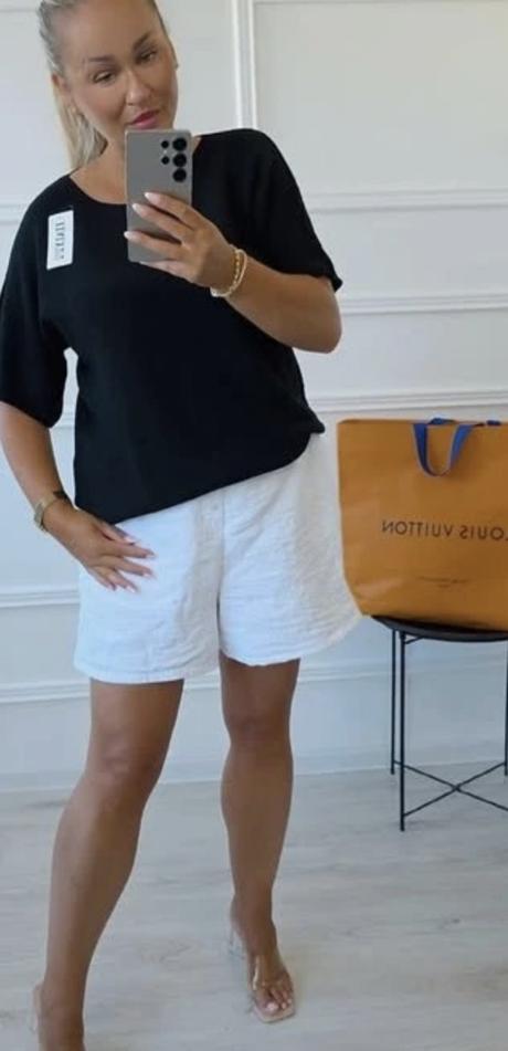 Jemný svetrík v čiernej farbe, 