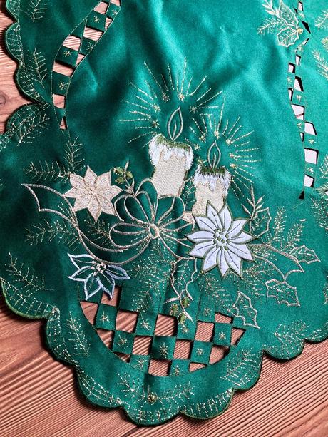 Vianočný obrus so zlatou výšivkou, 