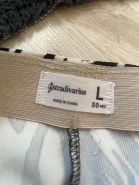 Zebrované čierno-bežove nohavice leginy, stradivarius,l