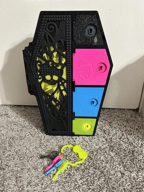 Skrinka monster high,