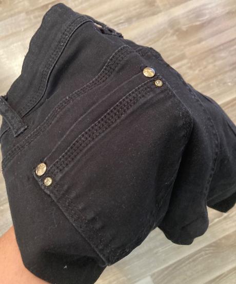 Čierne rifle veľ.l-29,majú zlaté zdobenie, l