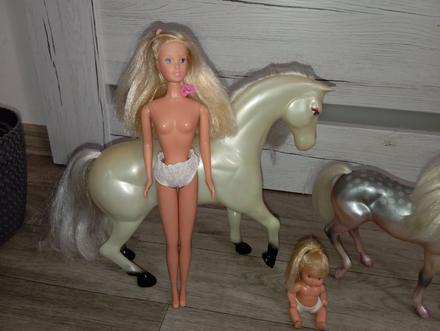 Bábika, dieťa a 2 kone,