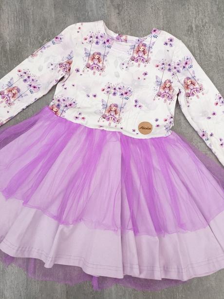 Fialové šaty s vílou a trblietavým tylom, 116