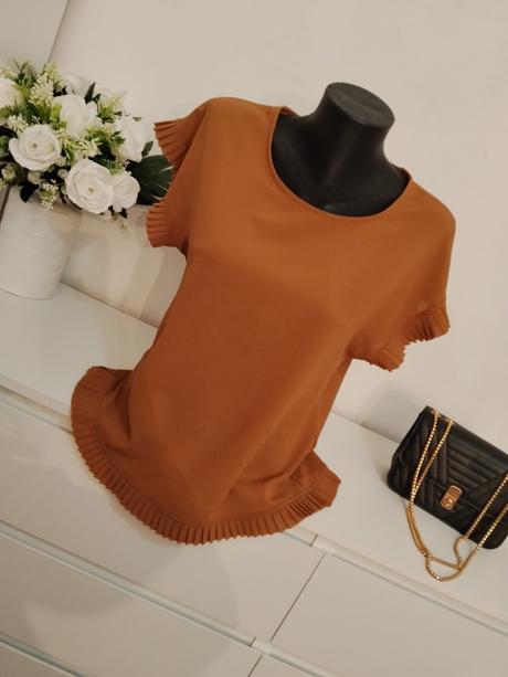 Federica ferrigno elegantný camel top s volánikmi, s