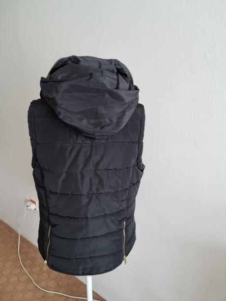 Čierna hrubá prešívaná vesta h&m veľ. 38, h&m,38