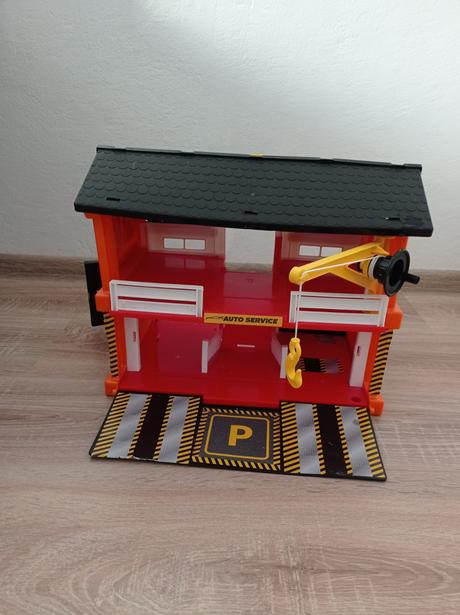 Poschodová autoopravovňa s výťahom a kladkou, 