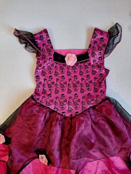 Upírka-čarodejnica s kostričkami veľ. 110-116, 