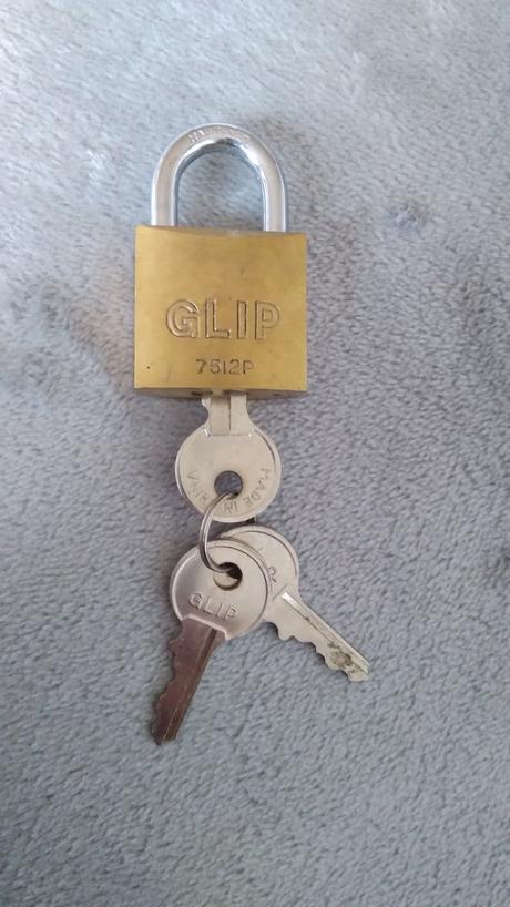 Visiaci zámok zámka a kľúče ako nový, 