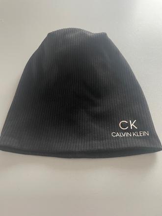 Calvin ciapka, calvin klein