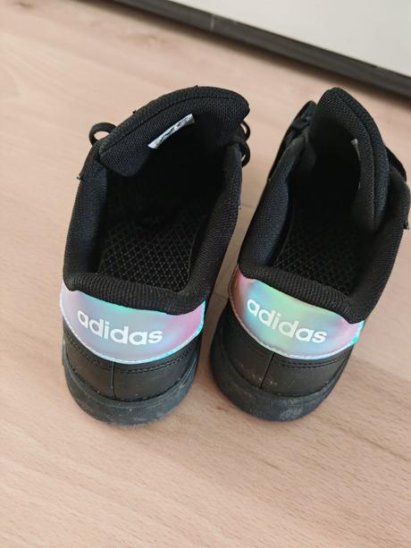 Adidas yenisky nove s menivymi pasikmi, adidas,37