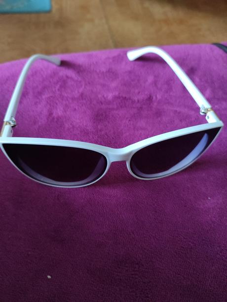 Biele slnečné okuliare,