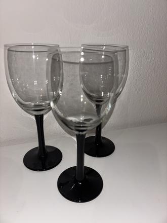 3 poháre na stopke, 