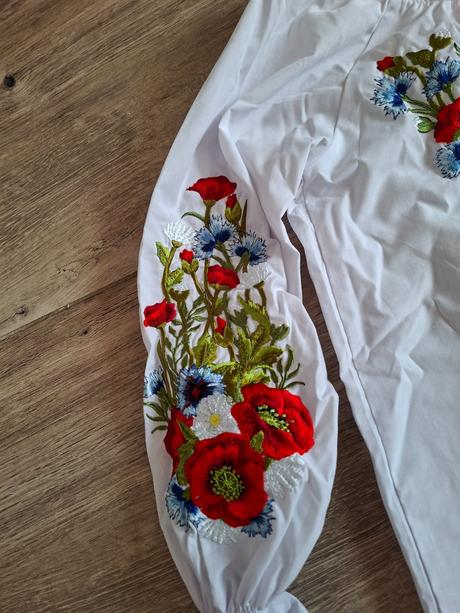 Vysivana nádherná bluzka, 134