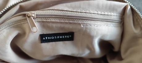 Veľká kabelka, atmosphere