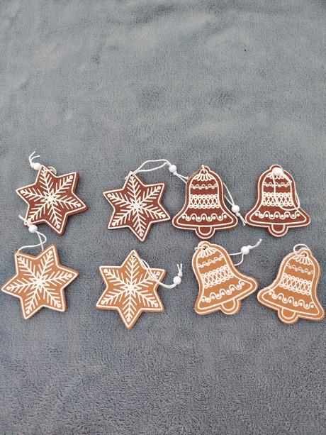 Červené vianočné ozdoby na stromček,