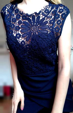 Tmavomodré šaty s čipkou, s