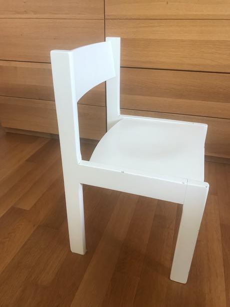 Detský drevený stôl a 2 stoličky,