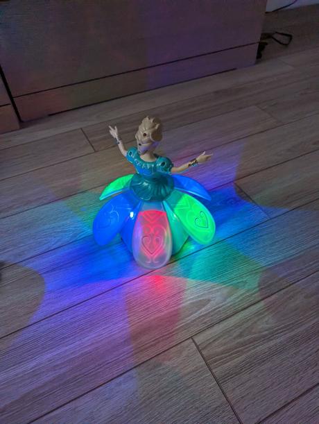 Svietiaca, hrajuca a tancujuca elza, 