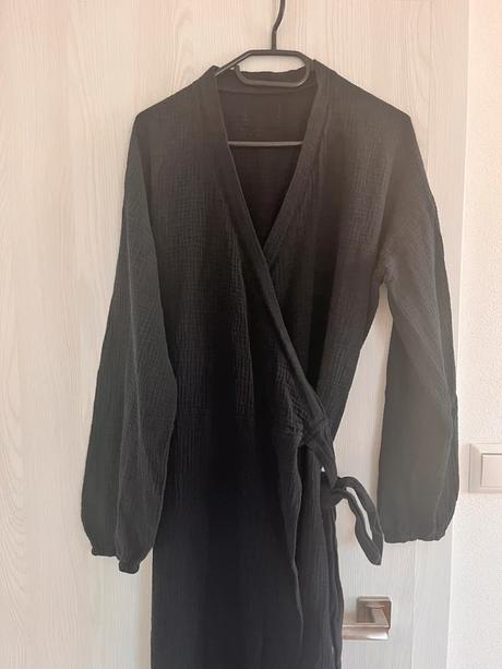 Muselínové cierne saty, 